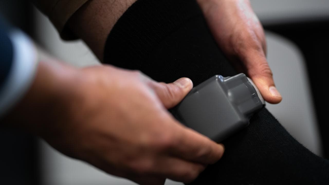 Electronic tracking bracelet