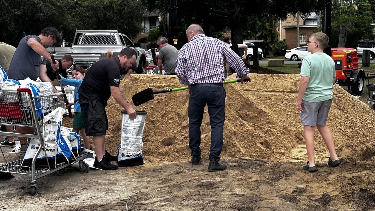 Capalaba residents and MP Russell Field sandbagging  March 5, 2025
