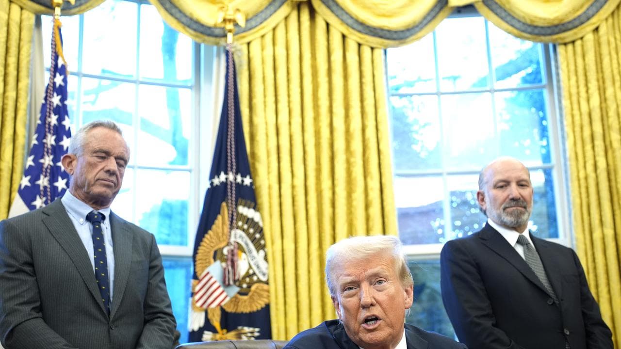 Donald Trump (C) with Robert F Kennedy Jr (L) and Howard Lutnick (R)