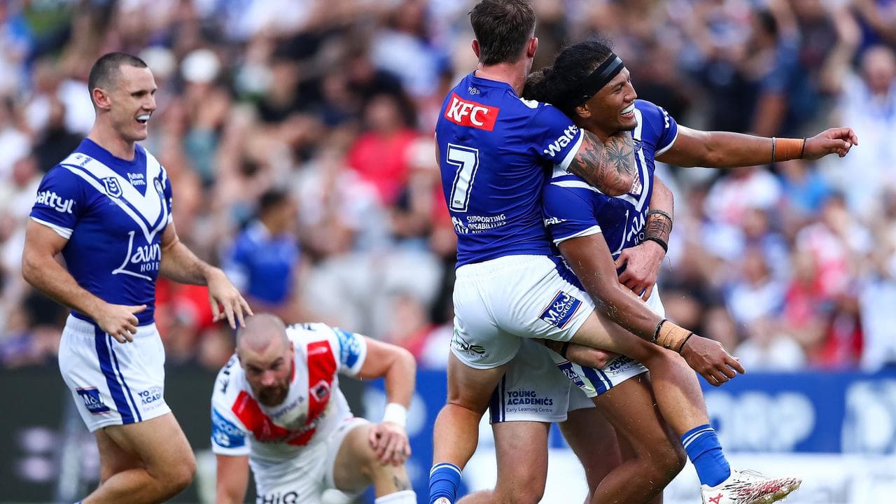 The Bulldogs celebrate a try to Sitili Tupouniua (right)