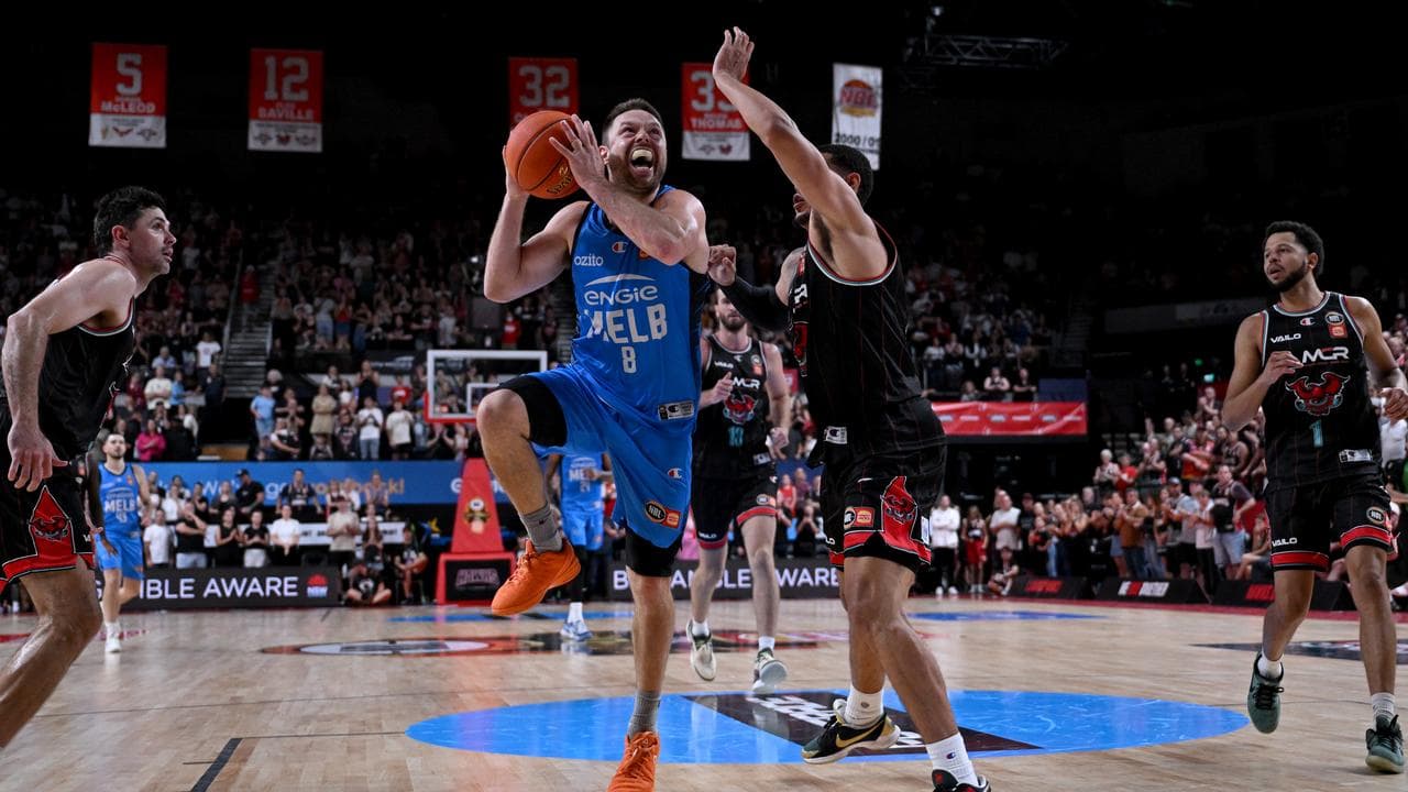 Matthew Dellavedova (centre)