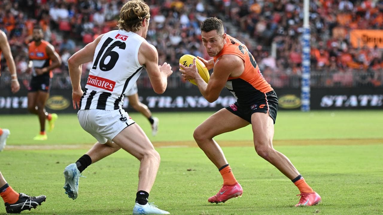 Josh Kelly of the Giants (right)