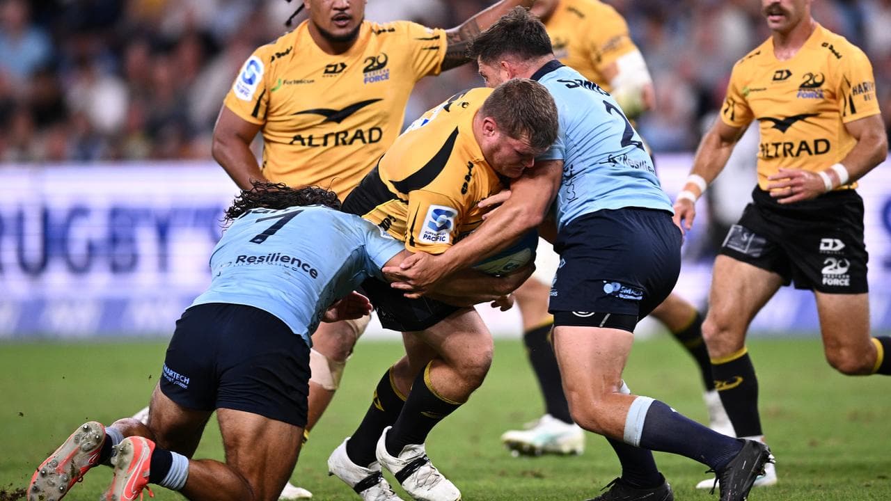 Tom Robertson (centre)