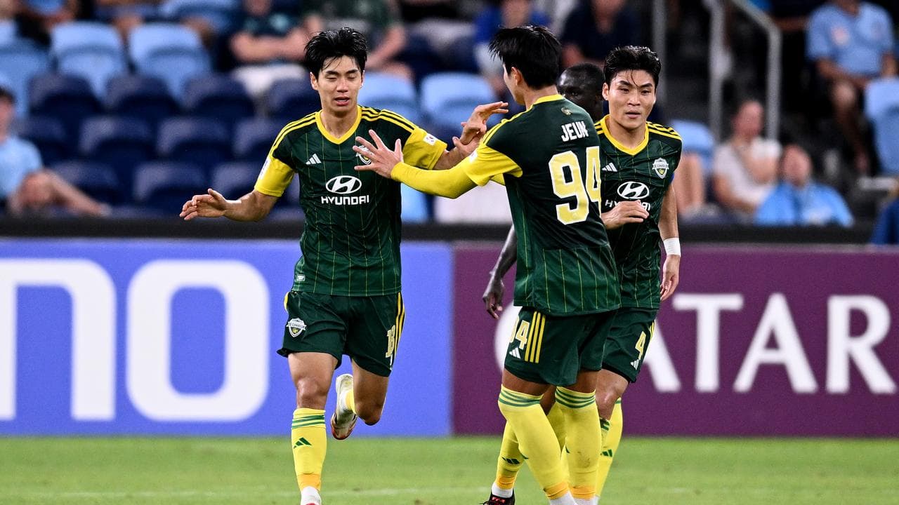 Jeonbuk's Jeon Jinwoo (left)