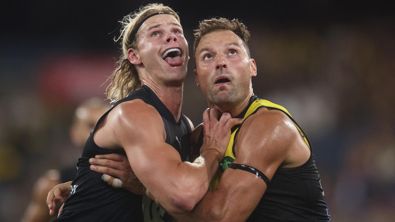 Carlton's Tom De Koning (left) and Richmond's Toby Nankervis