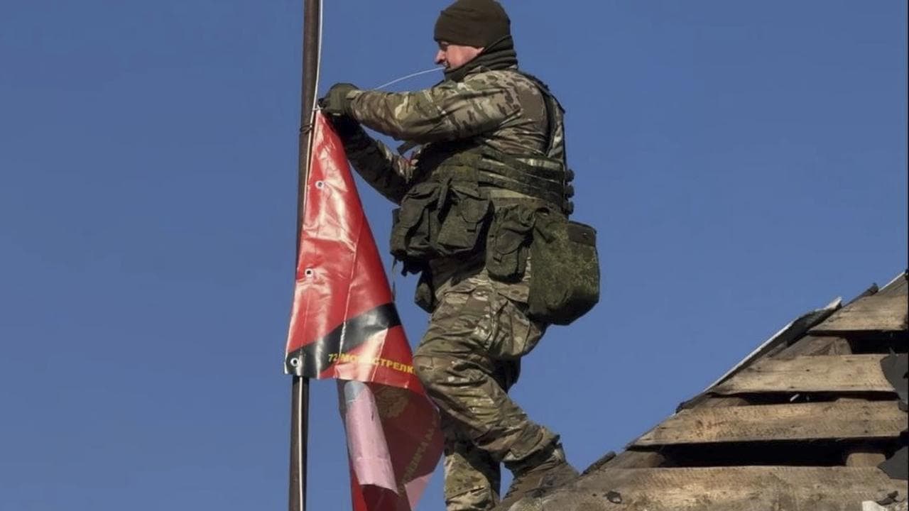 Russian soldier prepares to raise a flat in the Kursk region