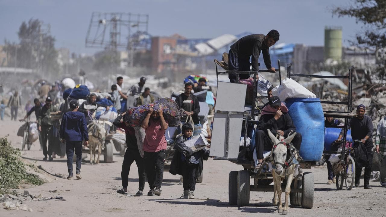 Displaced Palestinians travelling from Beit Hanoun to Jabaliya, Gaza