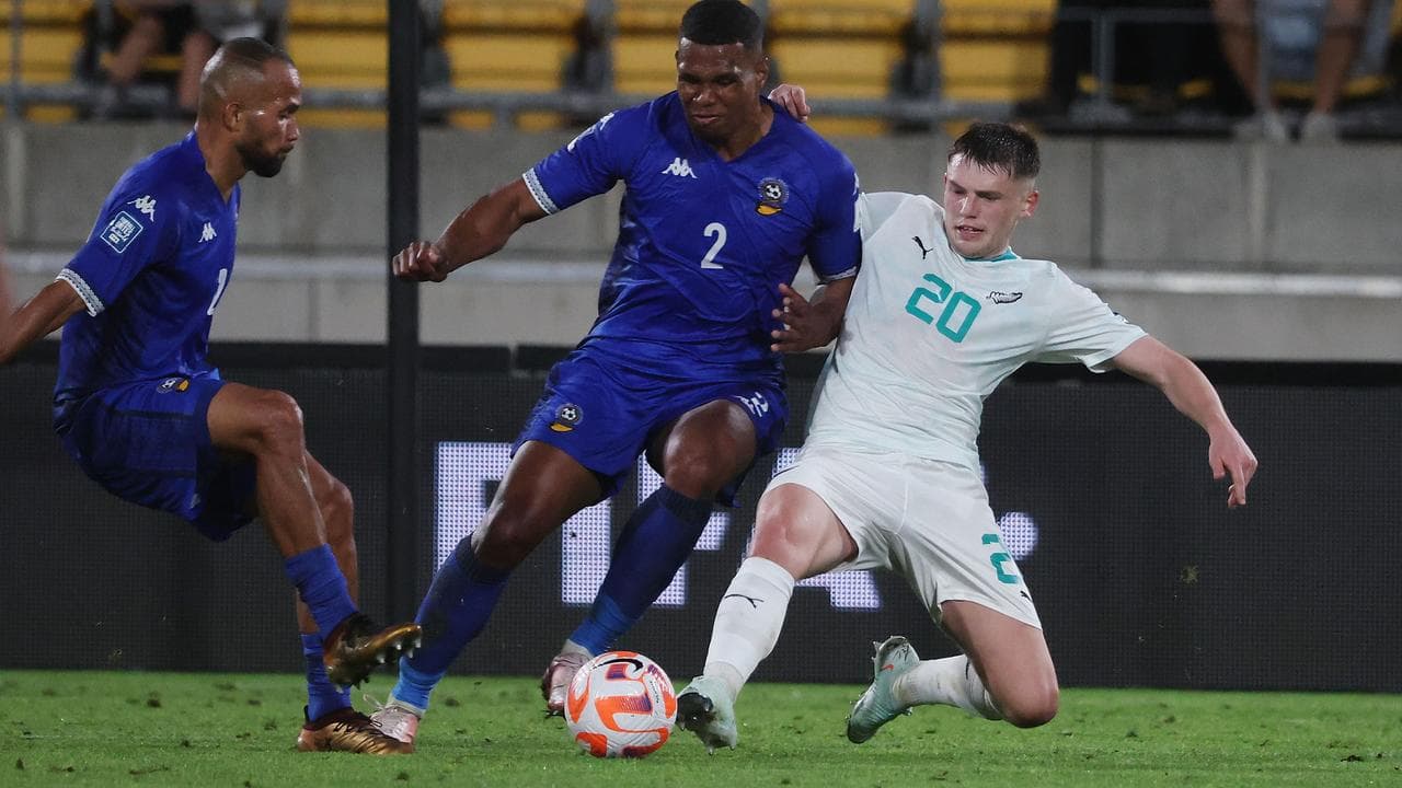 Callum McCowatt (right), Fiji's Tevita Waranaivalu (left)  Scott Wara.