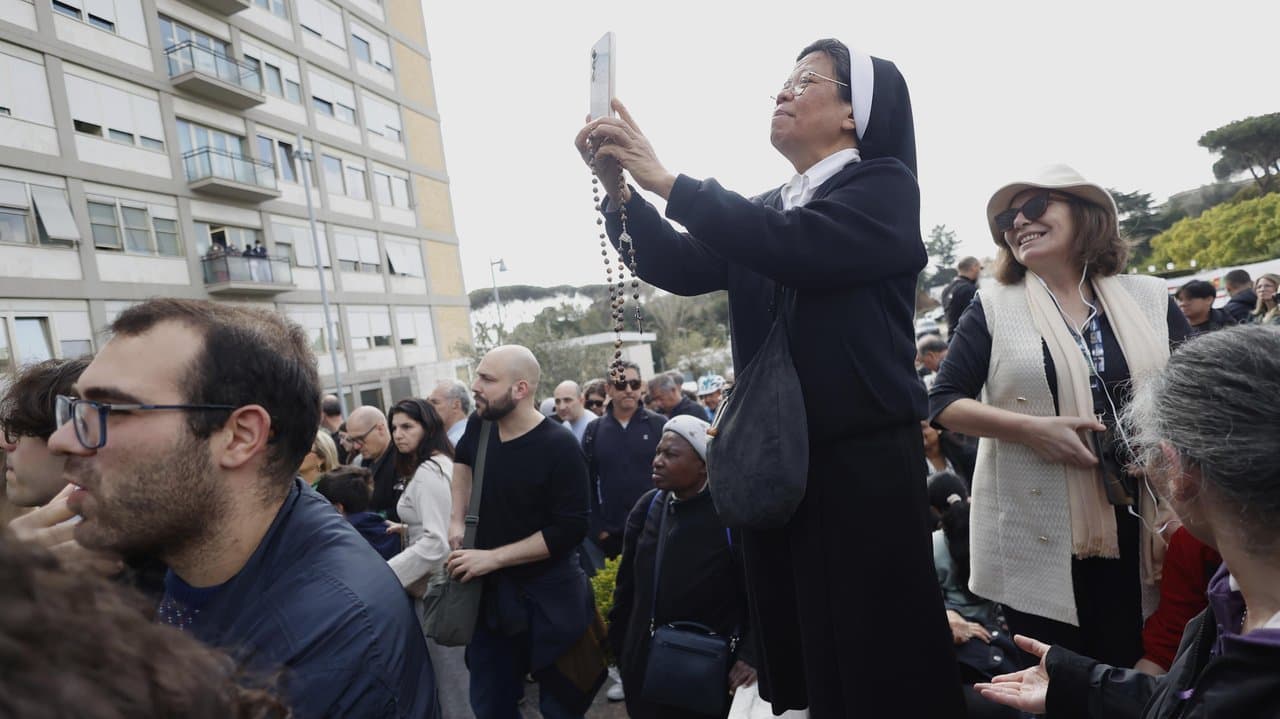 Faithful and nuns wait for Pope Francis