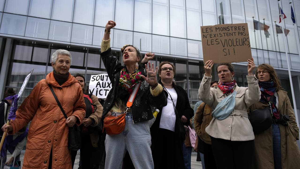 vists demonstrate outside the Paris Palace of Justice