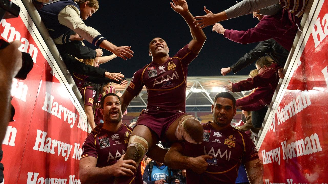 Petero Civoniceva chaired off by David Shillington and Greg Inglis.