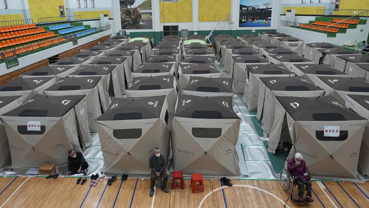 Escaped villagers from wildfires in a shelter