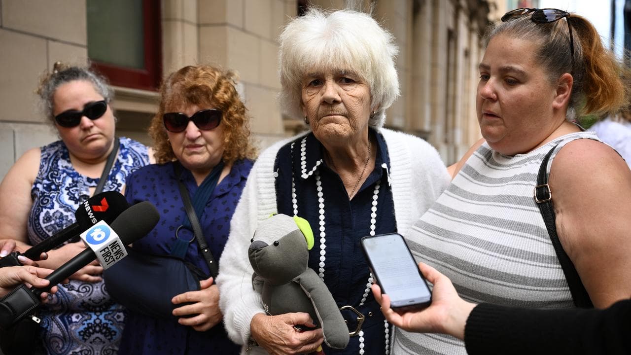 Dianne Thomson-Green (2nd right) with Angela Dobbin (right)