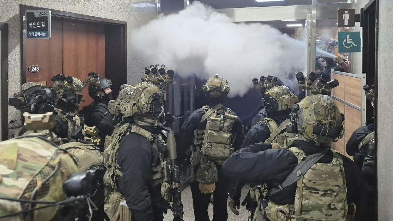 National Assembly staff ward off soldiers in Seoul