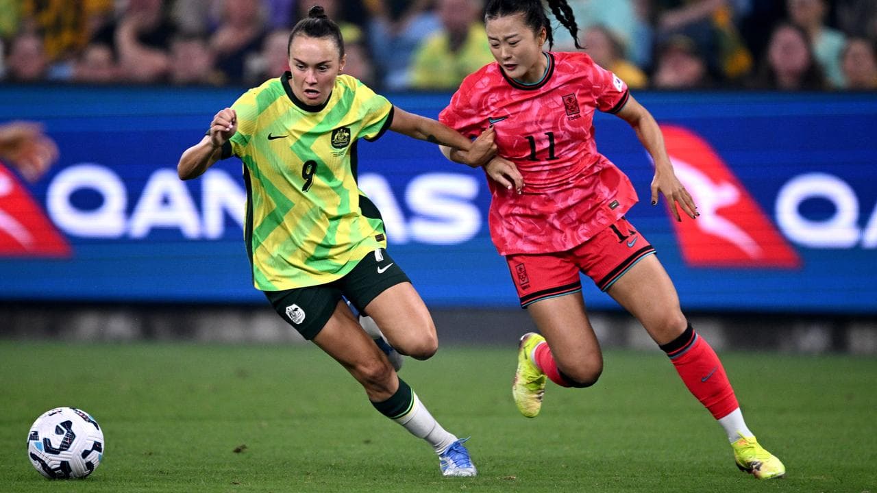 Caitlin Foord competes for possession with Choe Yuri.