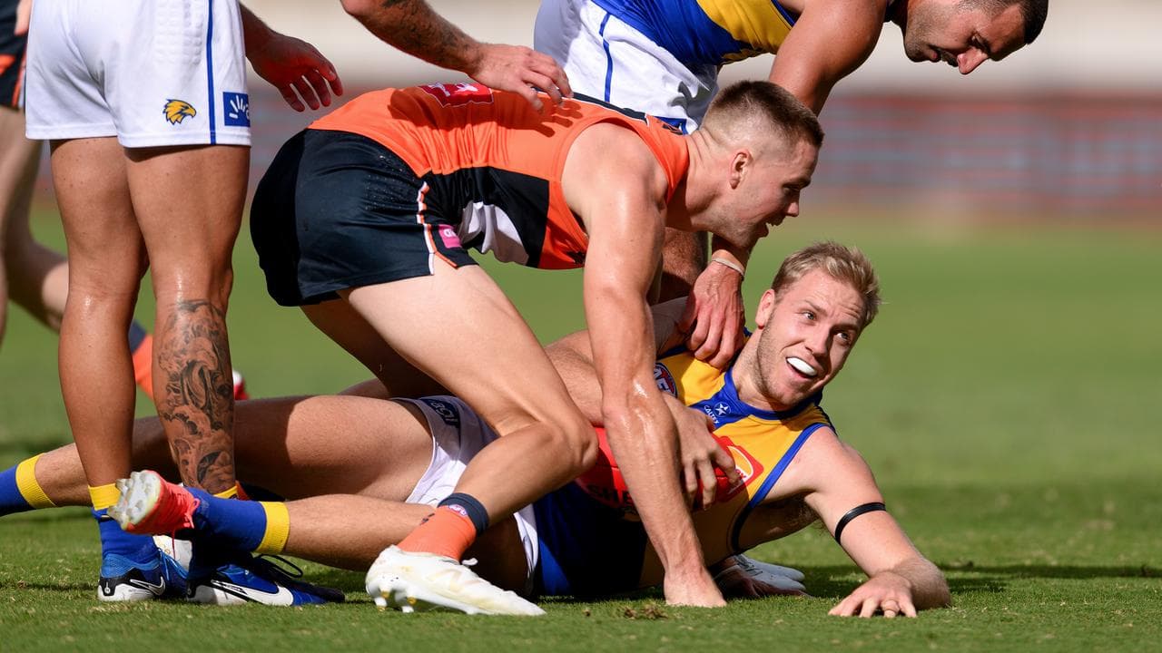 Harry Himmelberg tackles Oscar Allen.