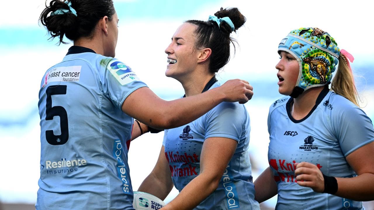 Maya Stewart (centre)