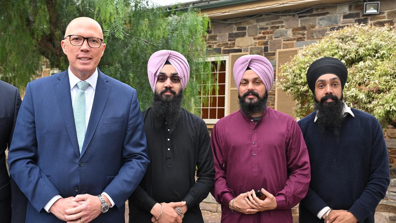 Peter Dutton poses with Sikh worshippers