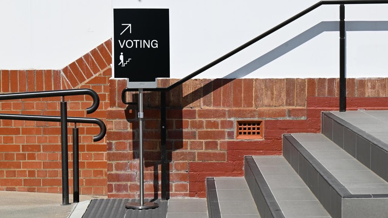 Voting sign outside Museum of Australian Democracy 2023