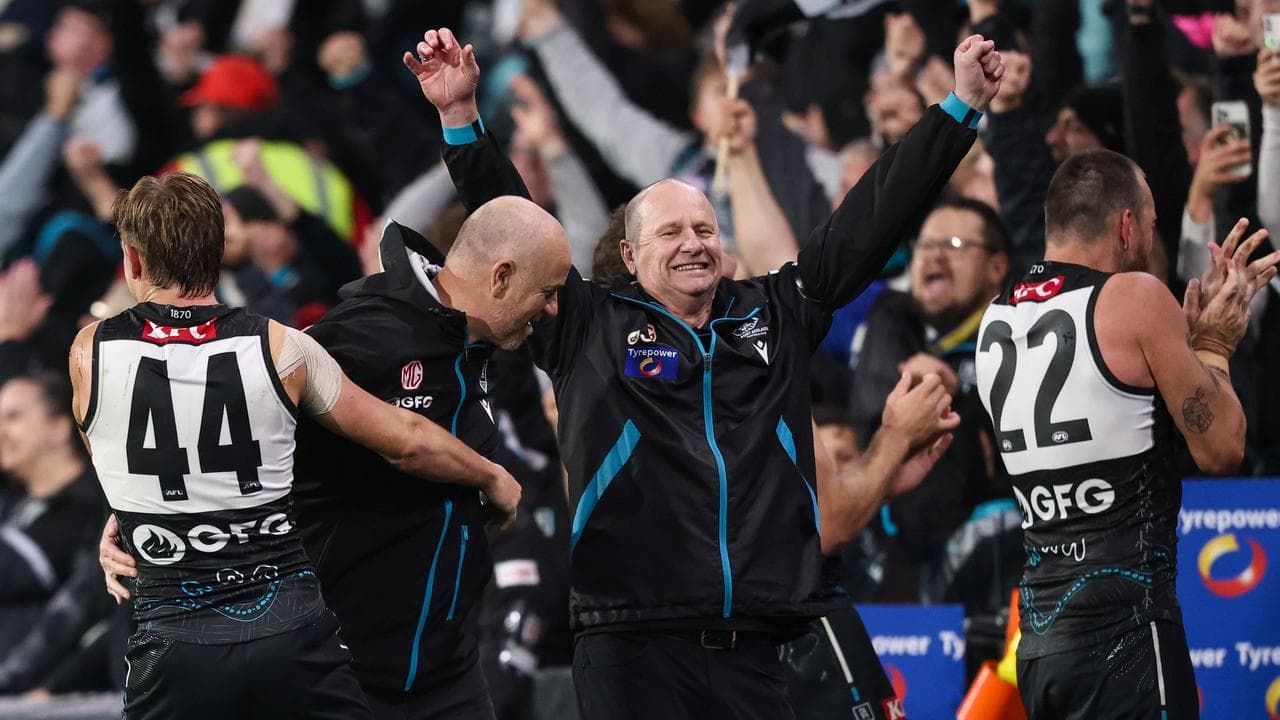 Ken Hinkley (centre)