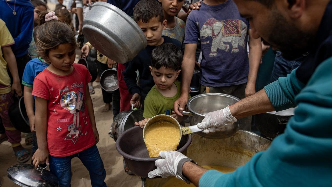 Internally displaced Palestinians receive meals