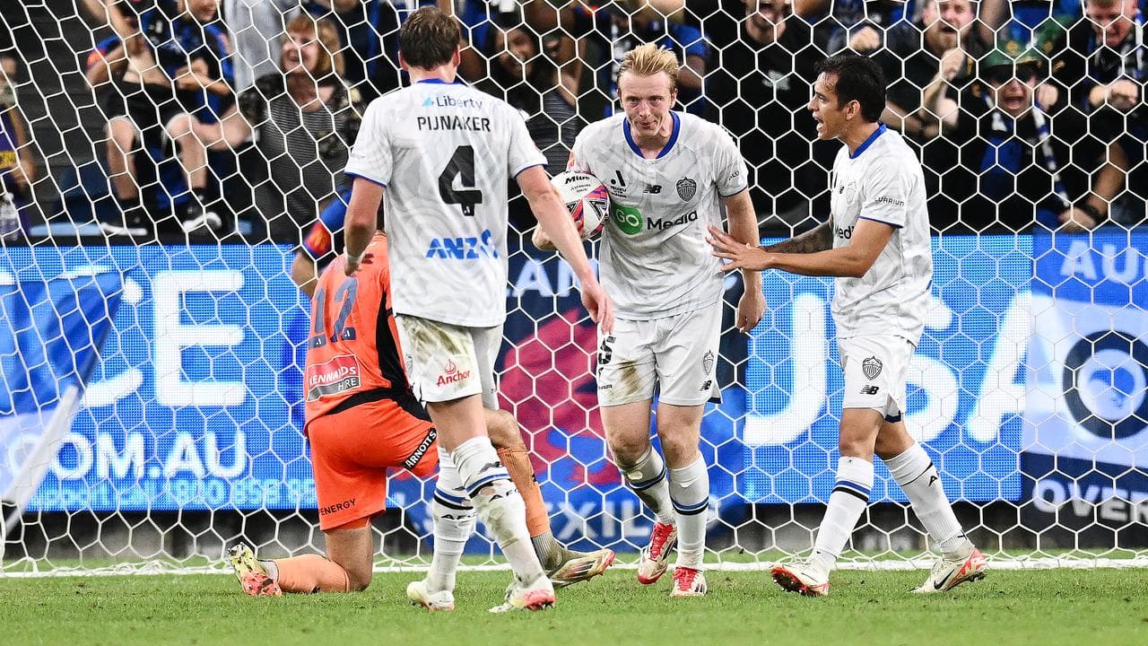 Francis De Vries of Auckland (centre)