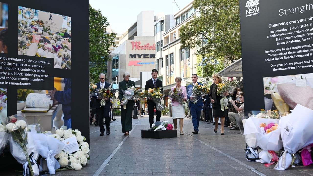 Dignitaries lay flowers