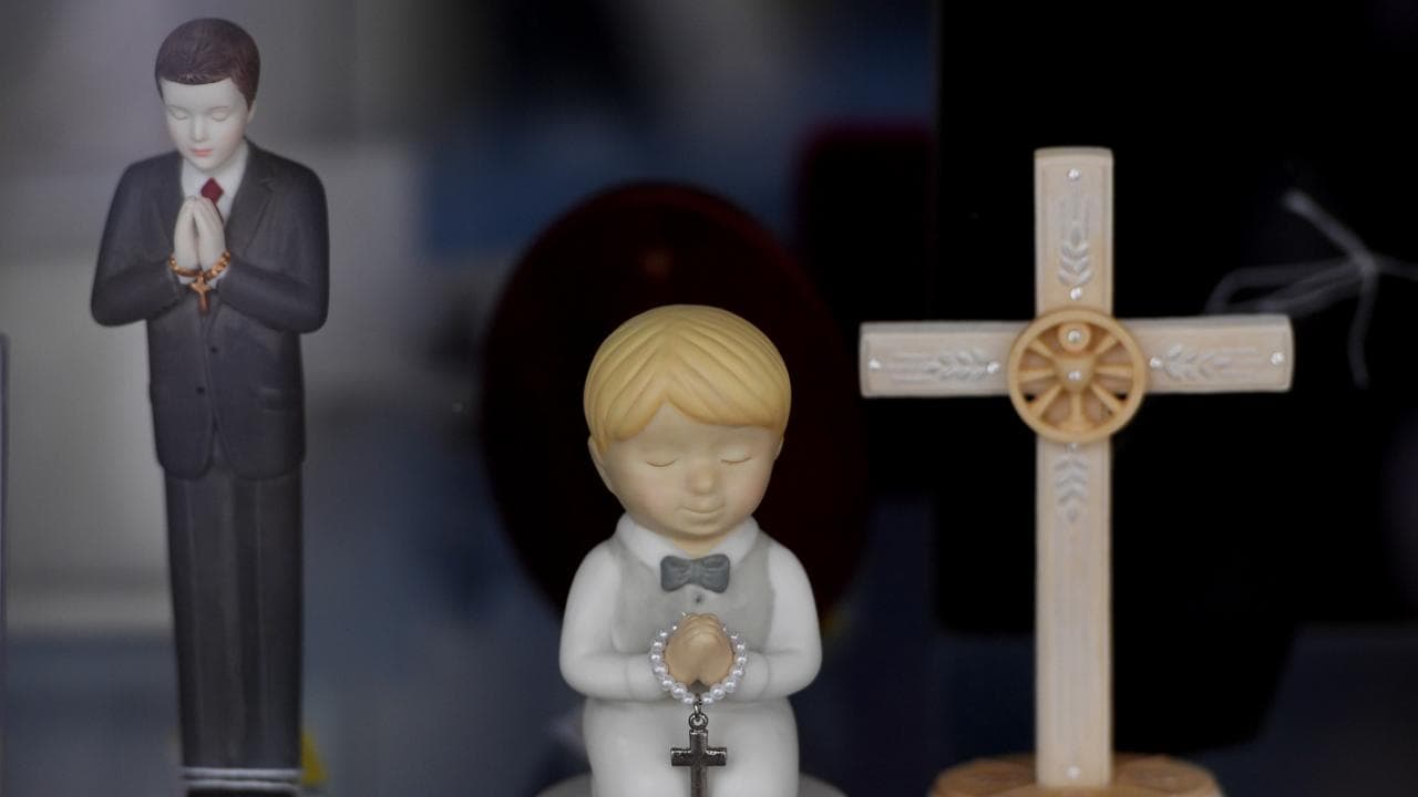First Communion statues of people praying.