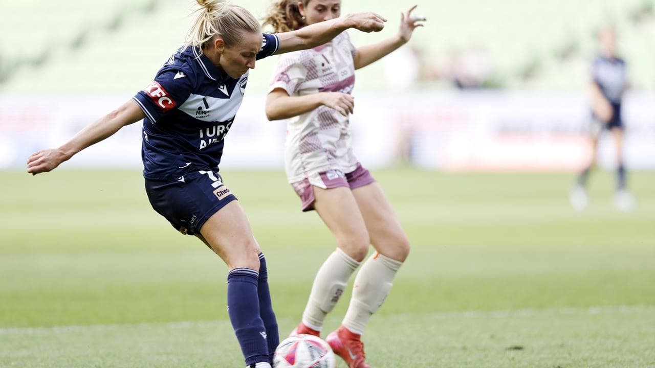 Melbourne Victory's Nicki Flannery (left)