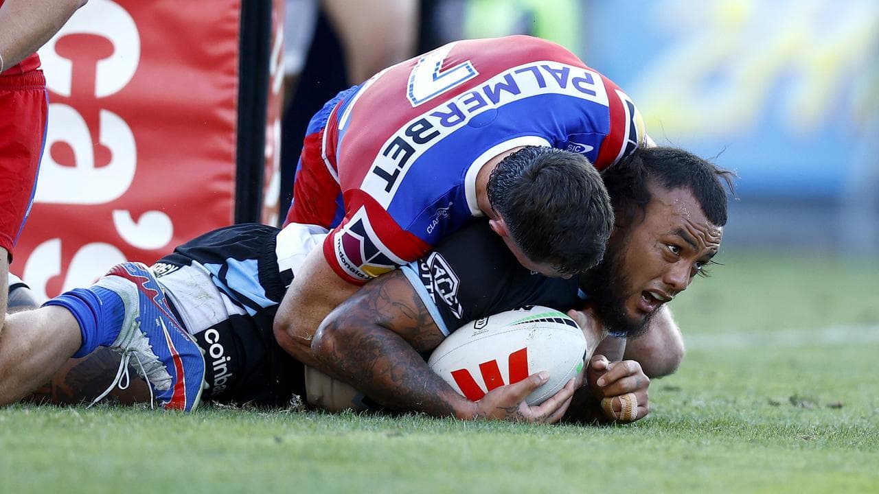 Addin Fonua-Blake of the Sharks scores a try