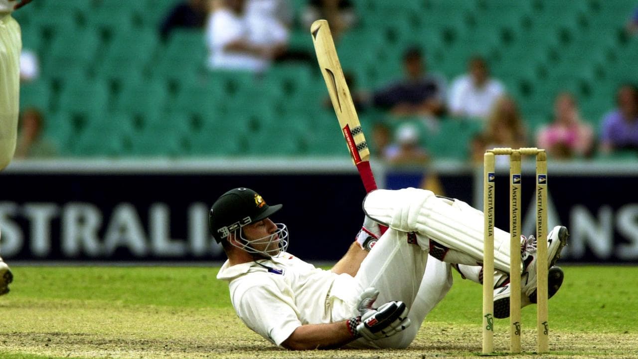 Michael Slater floored by a bouncer (file)