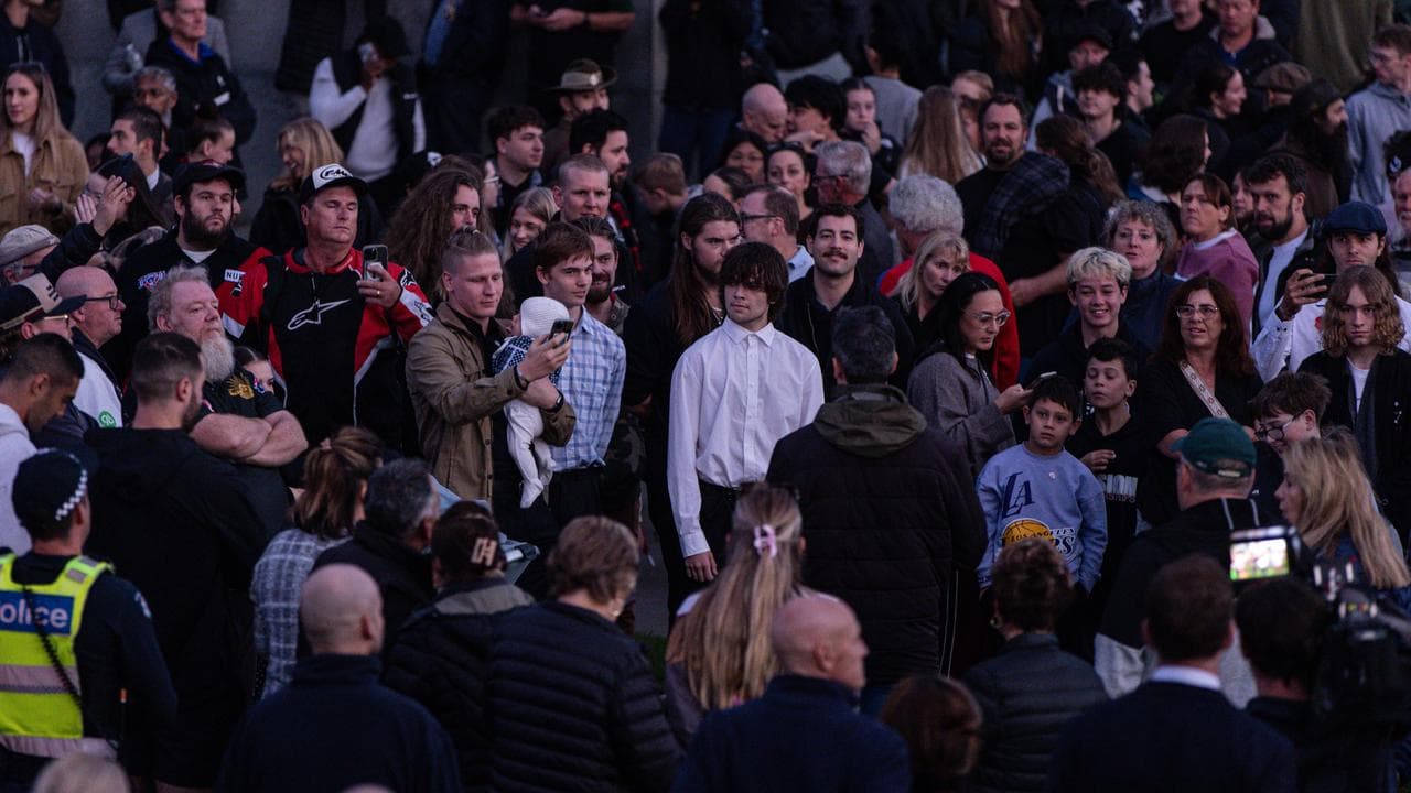 People at the Melbourne dawn servce