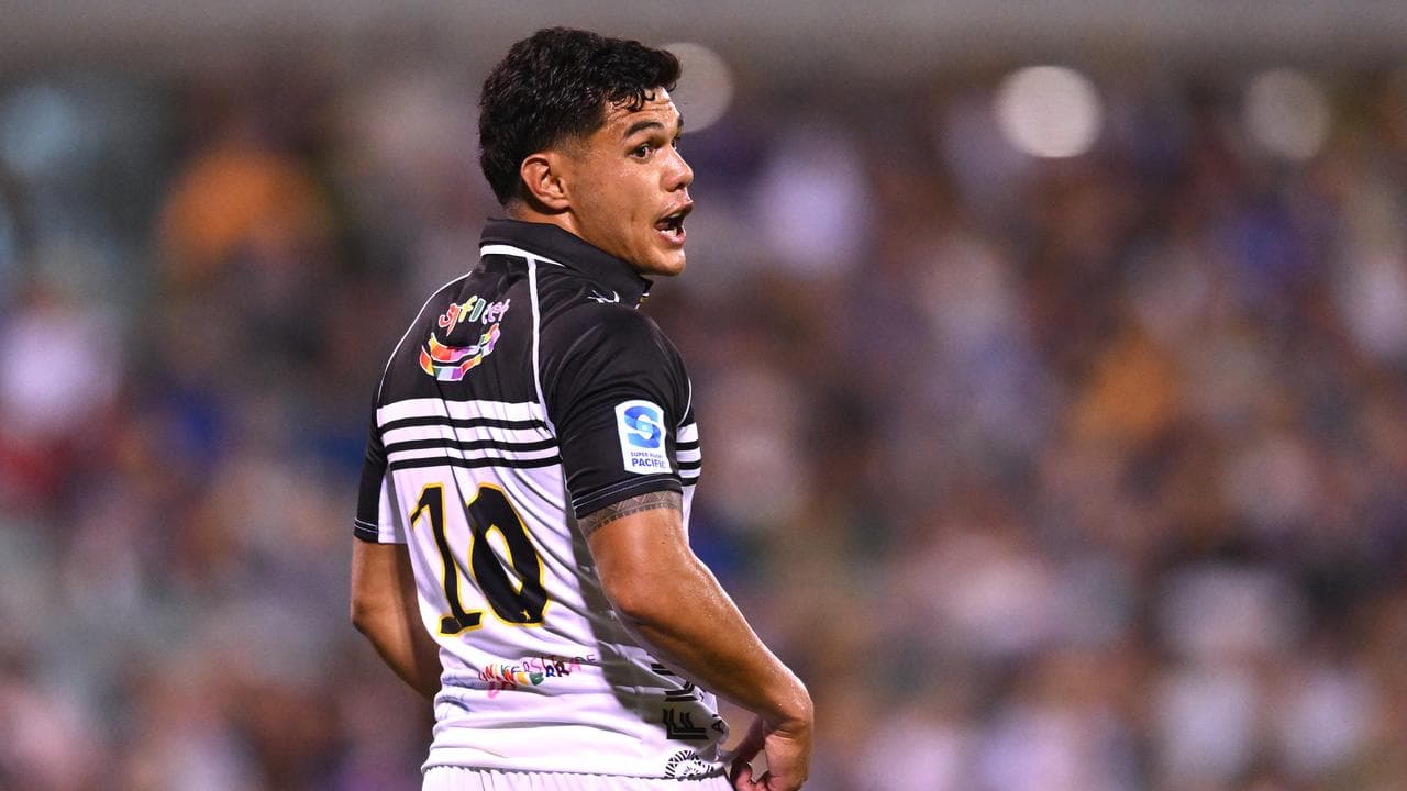 Noah Lolesio of the Brumbies