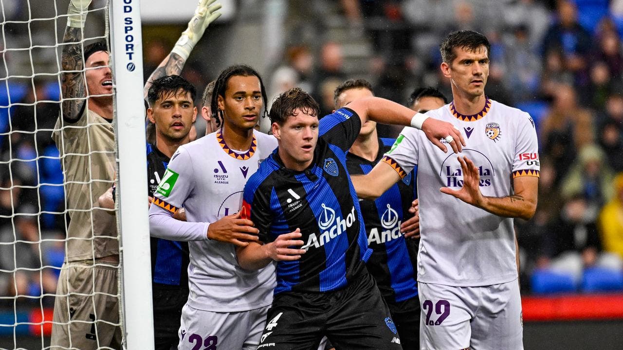 Auckland's Nando Pijnaker (centre)