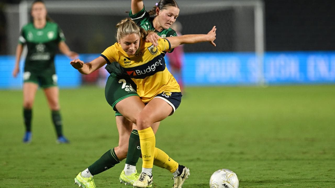 Mariner Greta Kraszula and United's Aideen Keane.