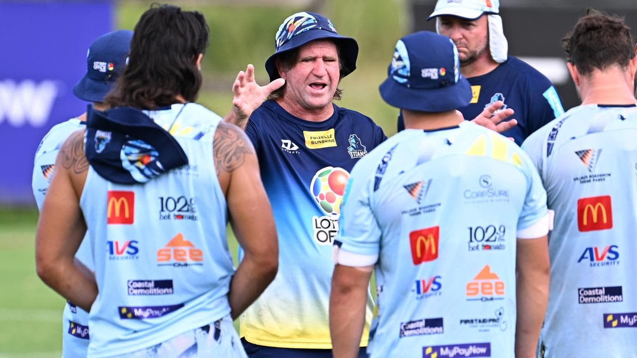 Titans coach Des Hasler (centre)