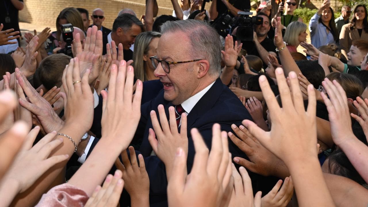 Anthony Albanese greeted by students in Winthrop
