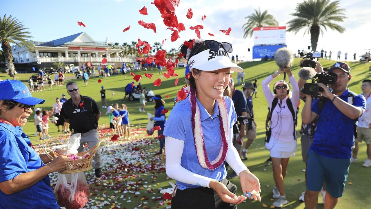 Grace Kim, center, of Australia,