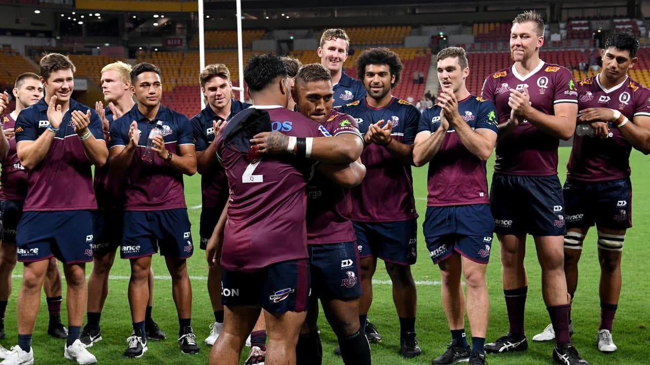Richie Asiata (centre)