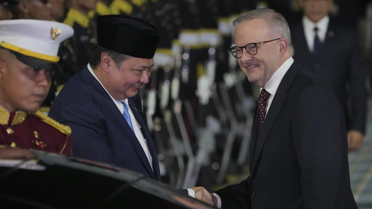 Anthony Albanese, shakes hands with Airlangga Hartarto