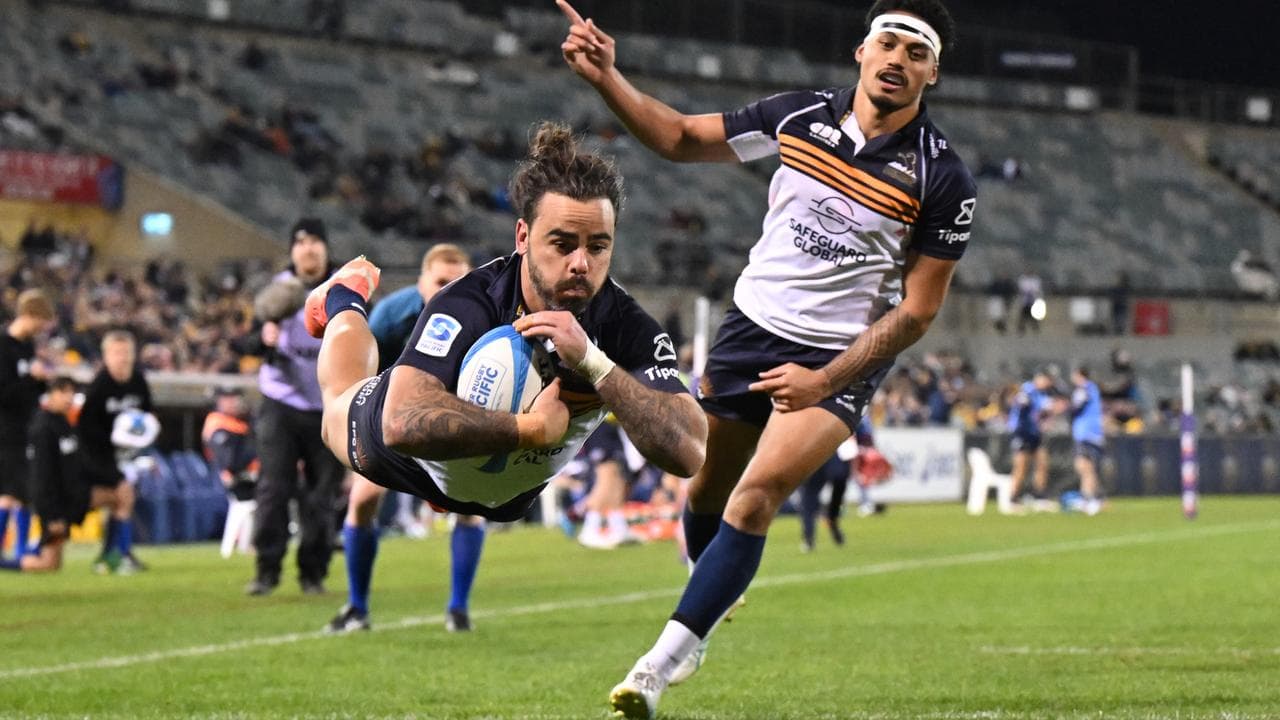 Andy Muirhead of the Brumbies scores a try.