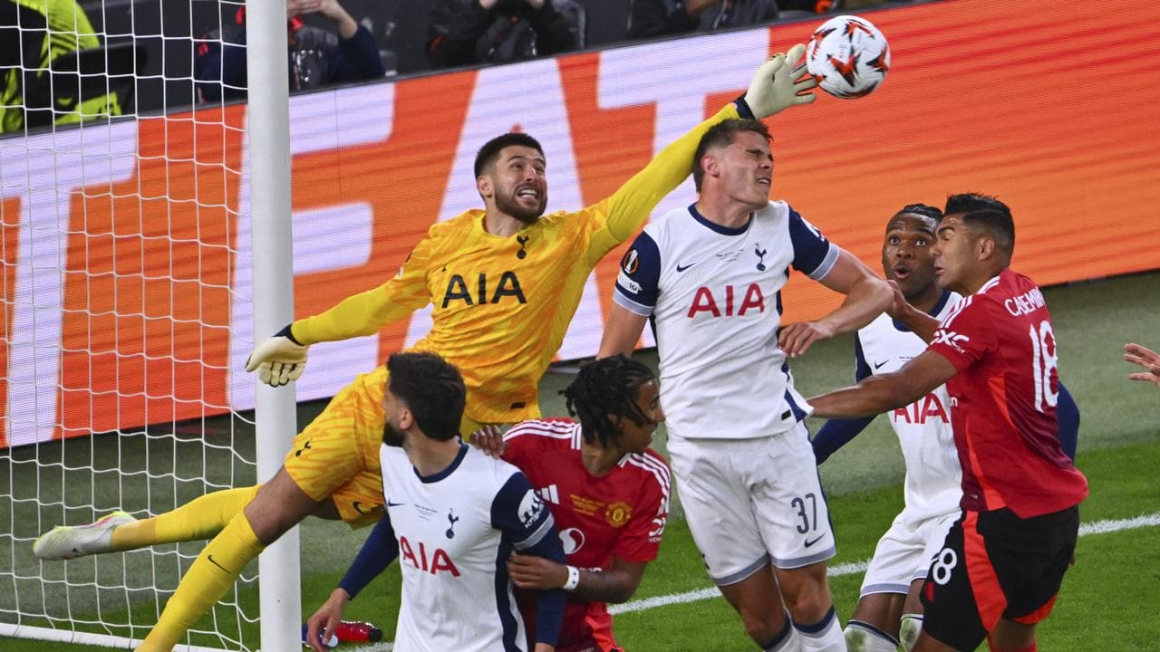 Guglielmo Vicario and Micky van de Ven.