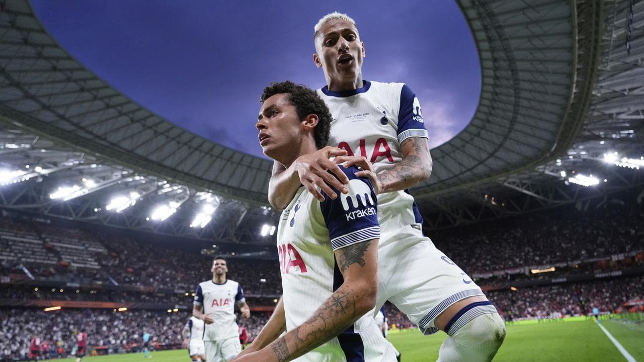 (L-R) Brennan Johnson and Richarlison.