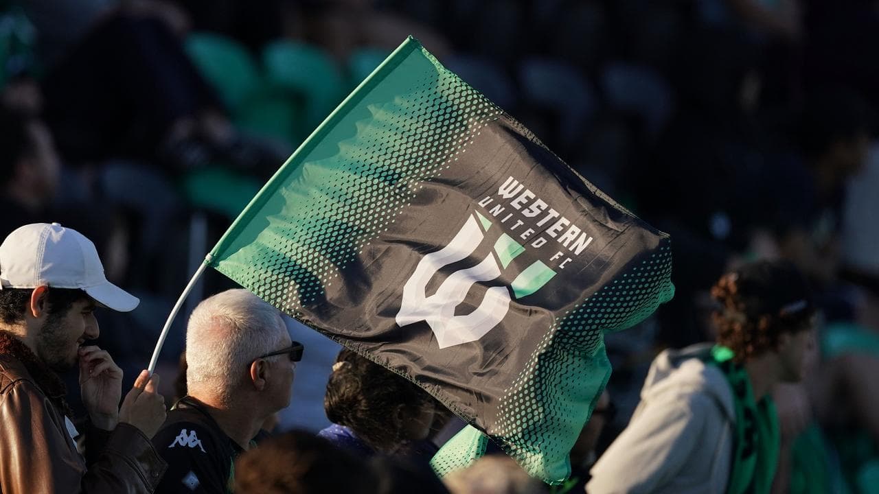Western United fan with flag.