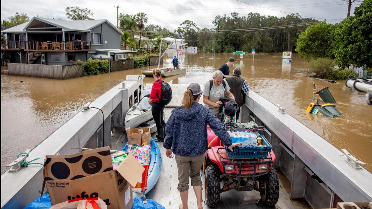 Port Macquarie locals help deliver food and aid during flooding