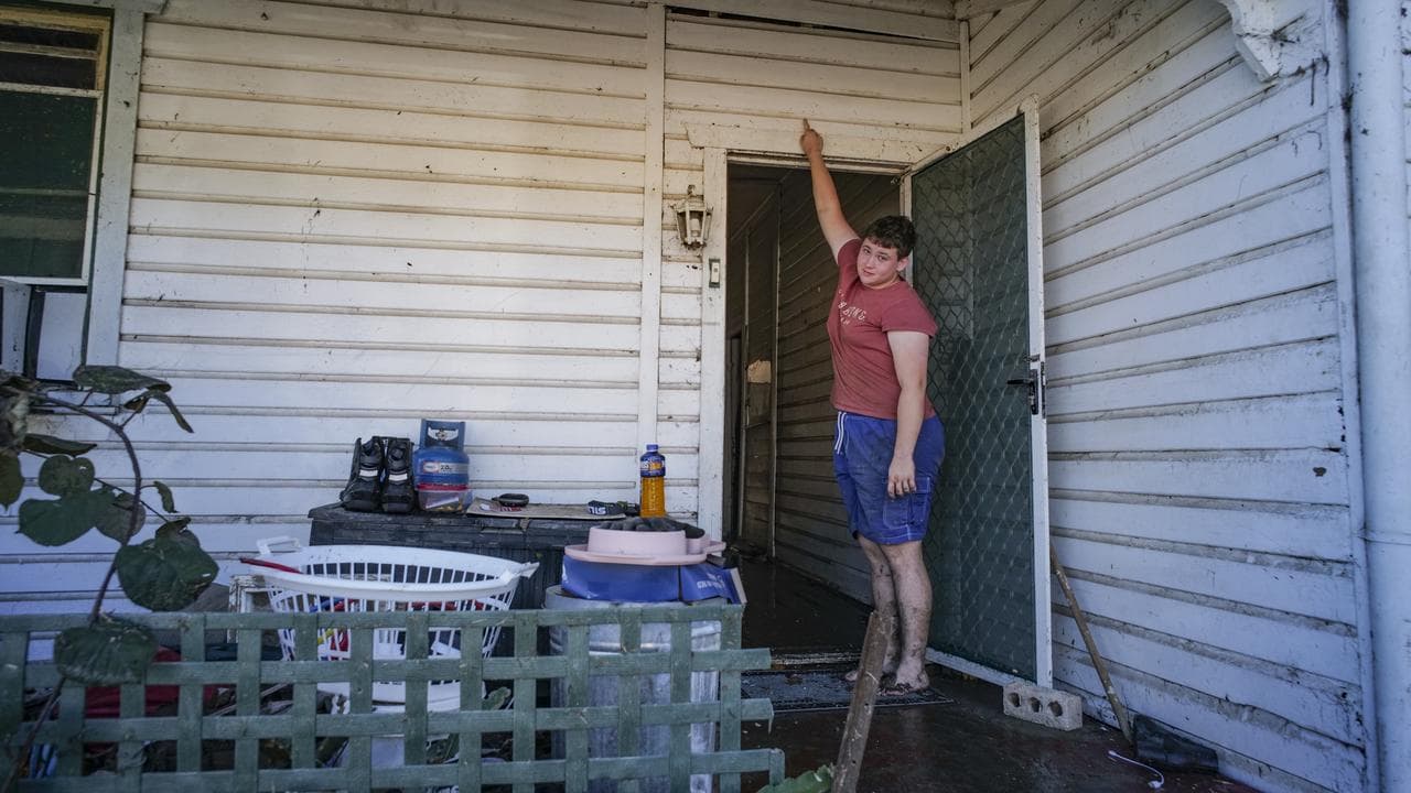 Residents cleane up after floods in Taree, NSW