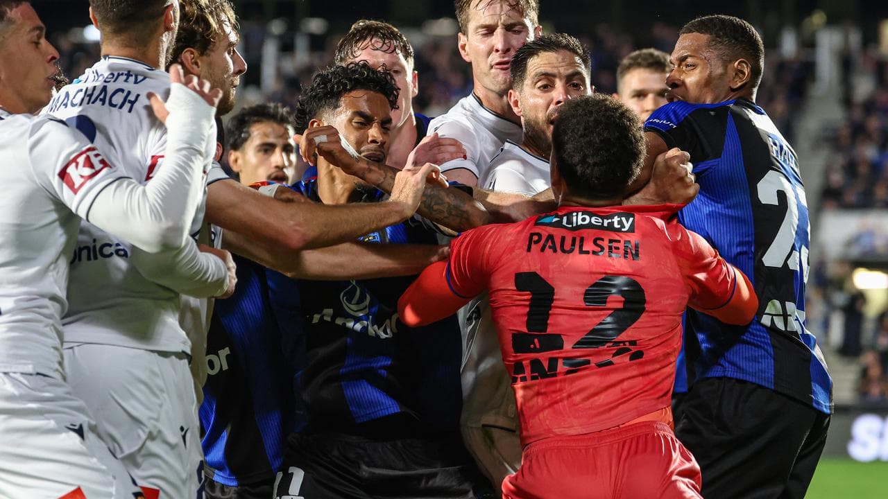 Scuffle between Auckland FC and Melbourne Victory players.