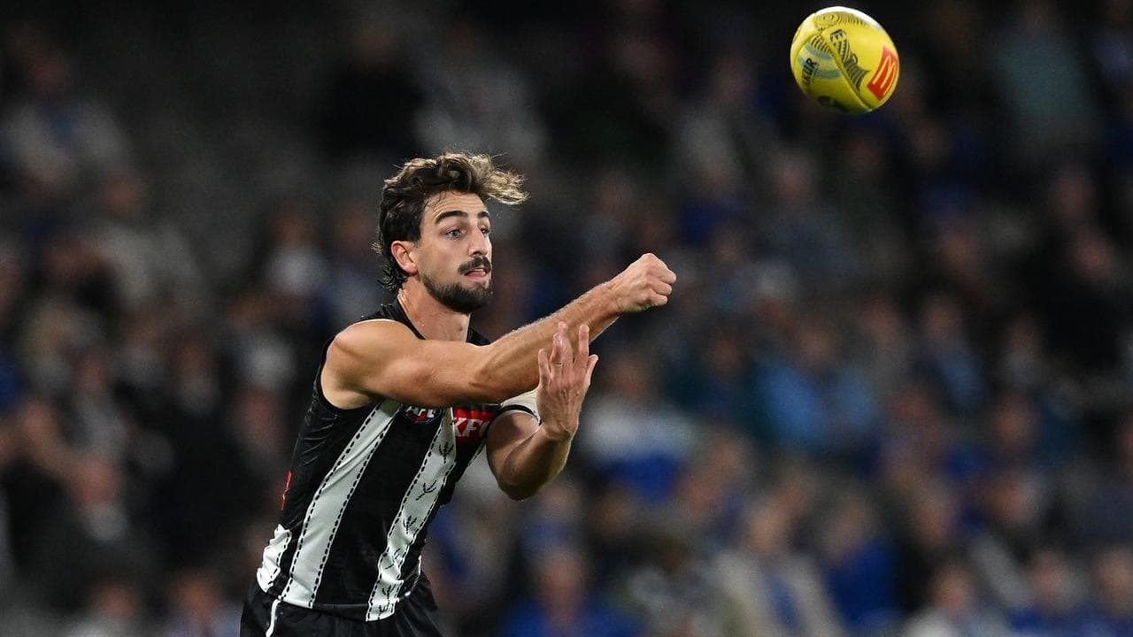 Josh Daicos of Collingwood handballs