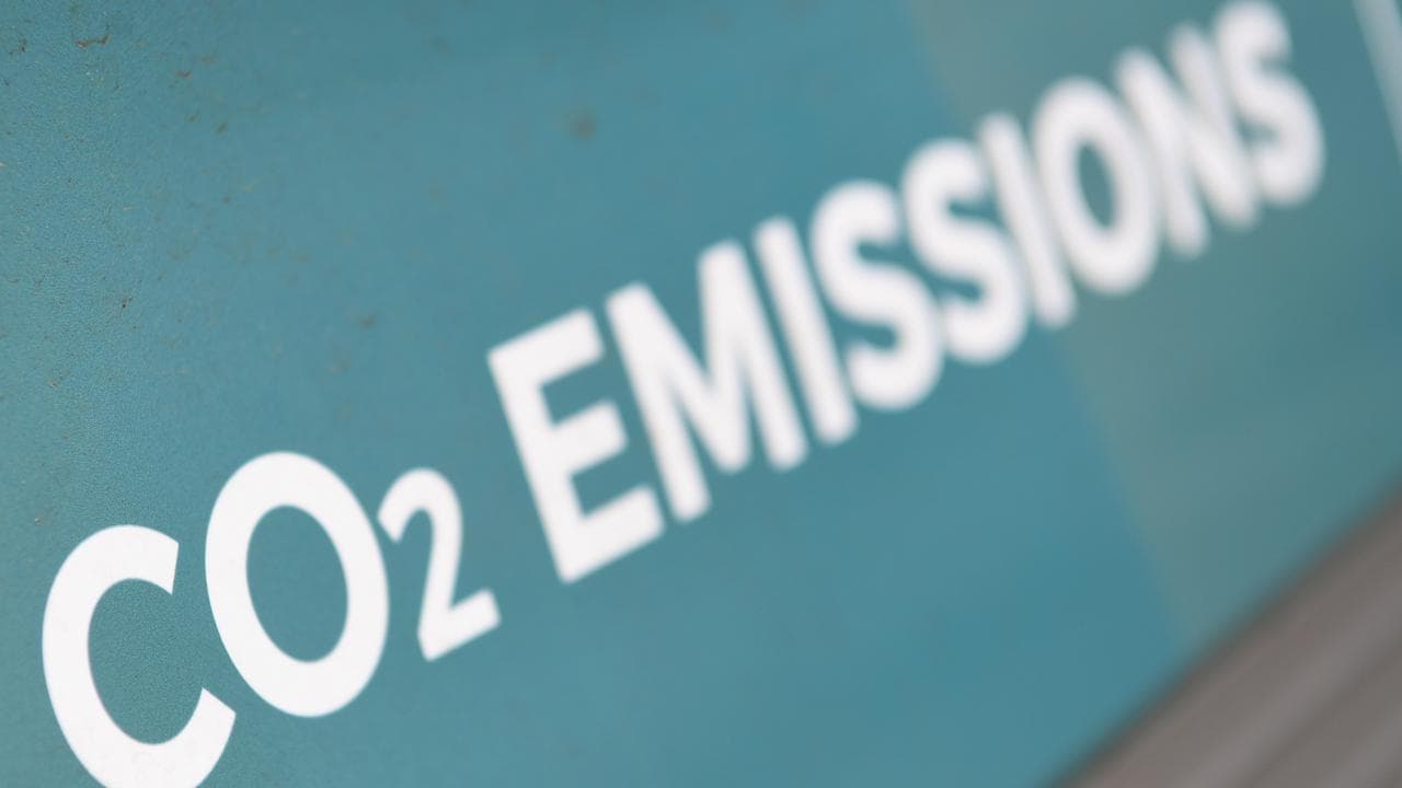 A CO2 emmissions sign.