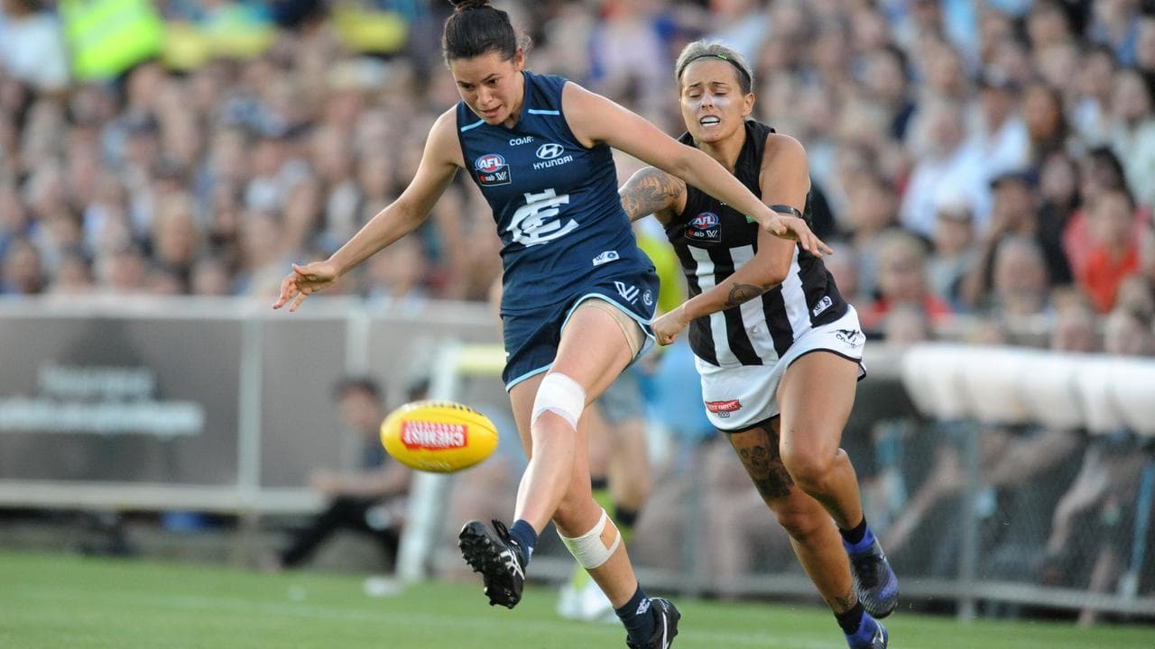 Carlton's Daniella Hardiman kicks ahead of Magpie Moana Hope.